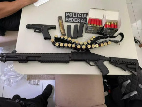 Armas e munições apreendidas durante operação (Foto: Divulgação)