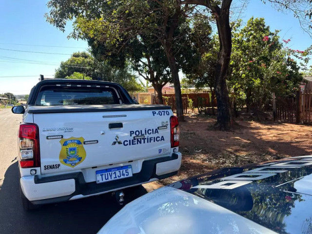 Polícia e perícia em frente a casa onde ocorreu acidente. (Foto: Jardim MS News)