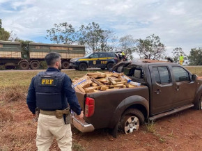 Perseguição policial termina em capotagem e apreensão de quase uma tonelada de drogas