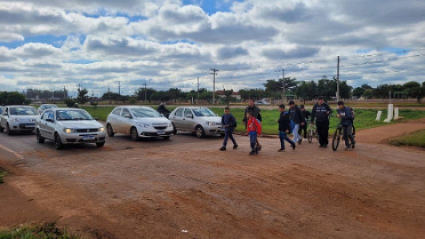 Pedestres correm risco ao atravessar a MS-156, região do bairro Guaicurus, em Dourados - Foto: Arquivo