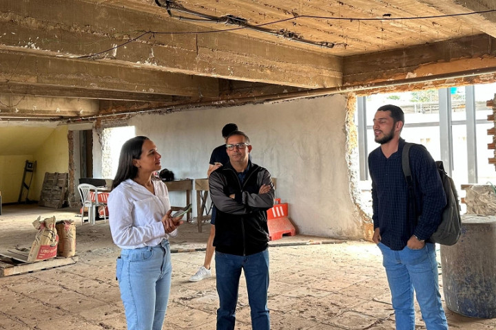 Inspetor Cabral acompanhou a engenheira responsável pela vistoria na obra (Foto: Assessoria/CMD)