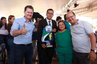 Da esquerda para a direita, deputado Renato Câmara, maestro Élio Correia Vicente Junior, prefeita Cileide Cabral e vice-governador Barbosinha durante a premiação em Dourados