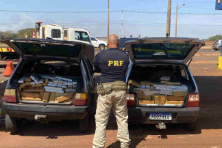 Agente da PRF vistoria carros com drogas (Foto: Reprodução, PRF)