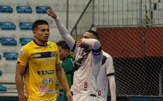 Jogador do Cruzmaltino comemora vitória em Teresópolis. (Foto: Allan Pereira/Vasco)