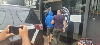 Homem, de azul, foi preso nesta segunda-feira pelo SIG (Foto: Marcos Morandi, Midiamax)