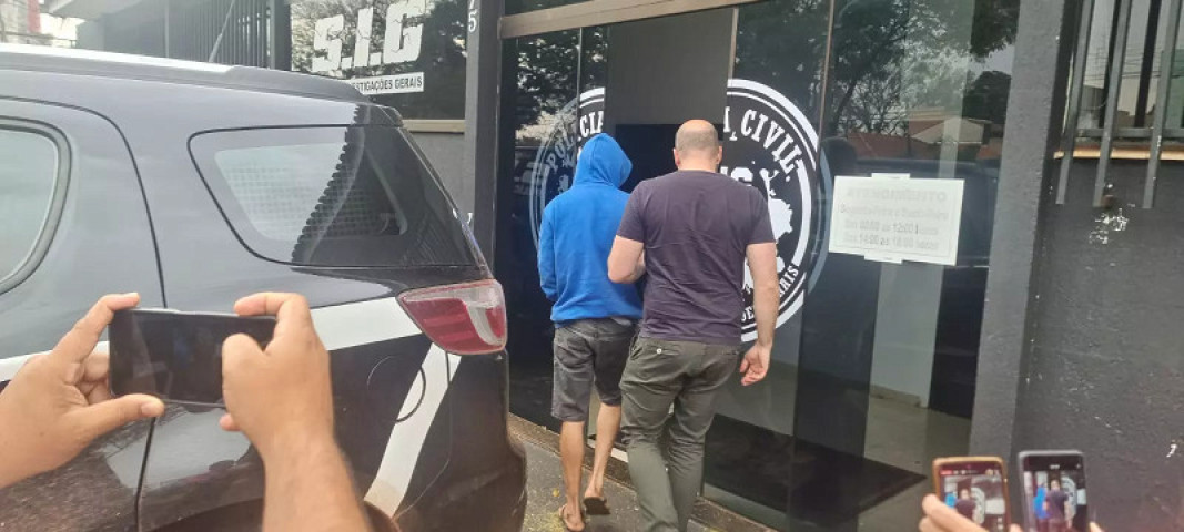 Homem, de azul, foi preso nesta segunda-feira pelo SIG (Foto: Marcos Morandi, Midiamax)