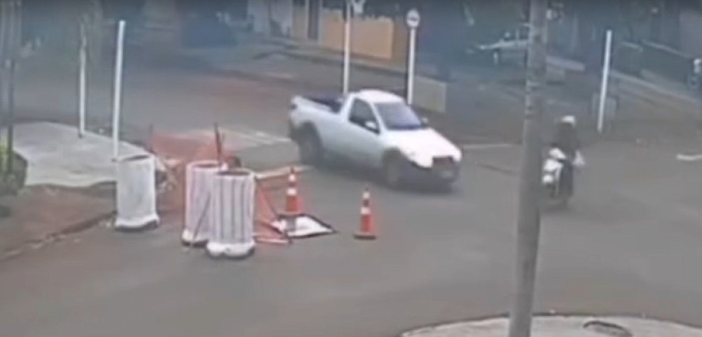 Condutor do veículo não teria respeitado a placa pare - Foto: Reprodução