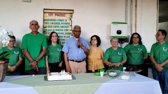 Bispo Dom Henrique no momento da bênção, com membros da diretoria e senhora Elisa Baldasso, uma das fundadoras