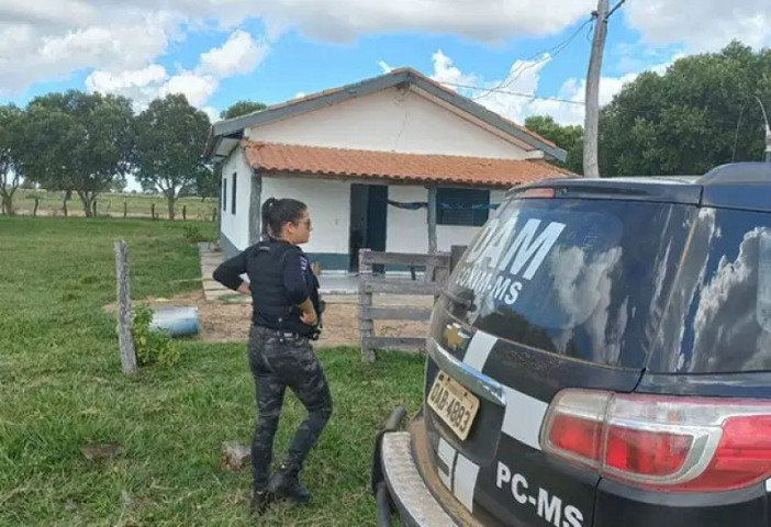 Equipe da DAM no local onde vítima foi mantida em cárcere (Foto: Divulgação | PCMS)