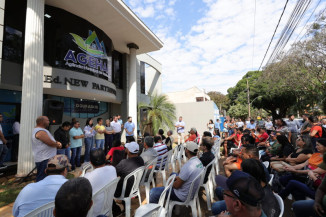 Dezenas de famílias receberam escrituras dos imóveis na manhã desta quarta-feira em solenidade realizada na Agência de Habitação de Dourados – Fotos: A. Frota