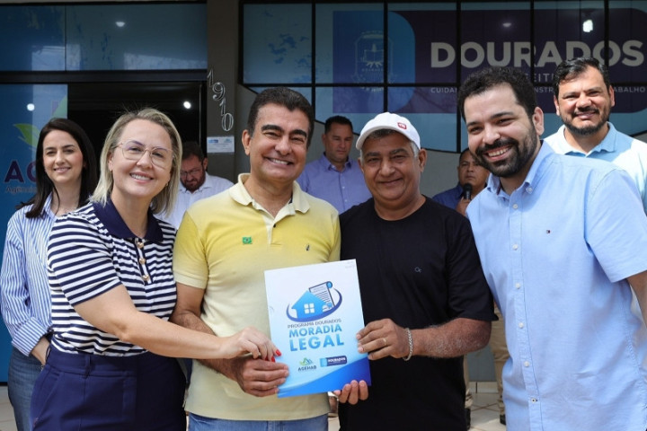 Liandra e prefeito Marçal Filho entregam escritura a um dos moradores beneficiados (Foto: A. Frota/PMD)