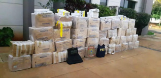 O motorista, o veículo e toda a carga foram encaminhados para a Polícia Federal em Dourados - Foto: PRF