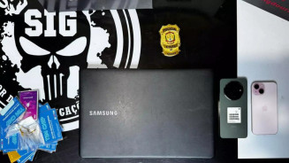 Em Dourados, foram apreendidos notebook, aparelhos celulares e outros objetos eletrônicos. (Divulgação, PCMS)