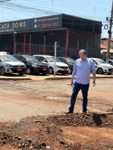 Vereador Dill do Povo acompanha operação tapa-buraco no Jardim Ouro Verde