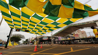 Palco está montado e a avenida Marcelino Pires está decorada com as cores do país para o desfile de 7 de Setembro, no domingo – Fotos: A.Frota