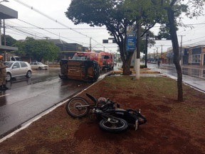 Carro capotou após a colisão com a moto: Foto: Sidnei Bronka/Ligado na Notícia