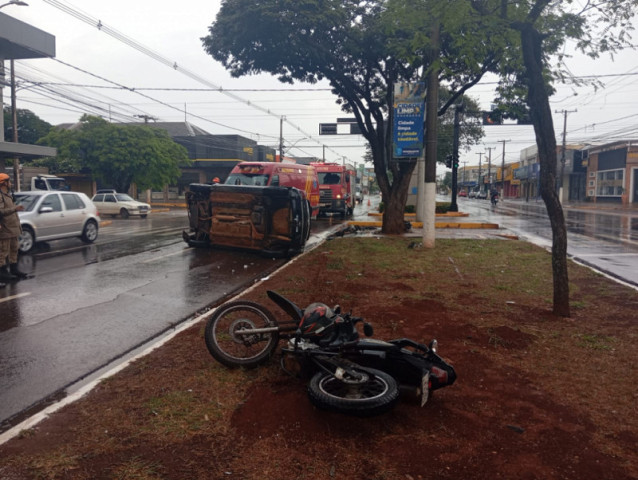 Carro capotou após a colisão com a moto: Foto: Sidnei Bronka/Ligado na Notícia