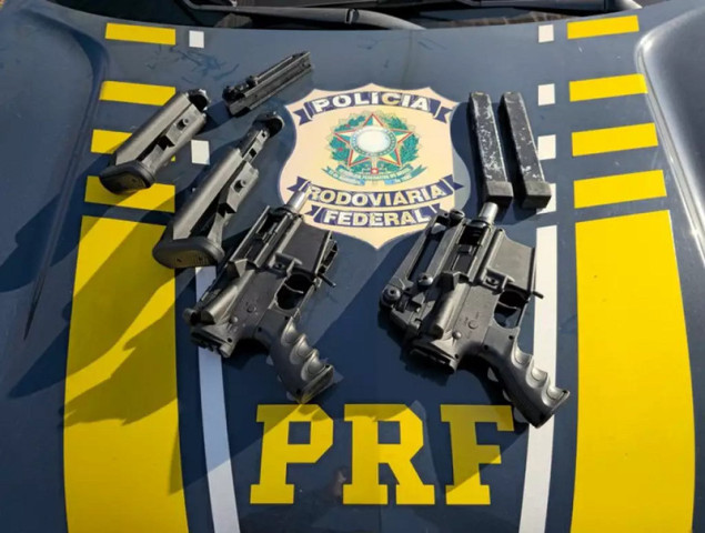 Armas foram apreendidas pela equipe da Polícia Rodoviária Federal (Foto: divulgação / PRF)