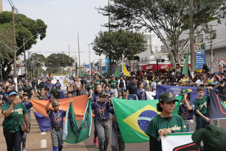 Público estimado em 30 mil pessoas lotou a Avenida Marcelino Pires para prestigiar o desfile cívico-militar de 7 de Setembro - Foto: Público estimado em 30 mil pessoas lotou a Avenida Marcelino Pires para prestigiar o desfile cívico-militar de 7 de Setembro- Foto: A. Frota