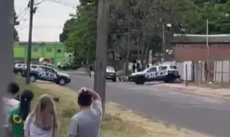 Movimentação de policiais e curiosos na rua onde ocorreu o atropelamento neste domingo (Foto: reprodução vídeo / Campo Grande Mil Grau)