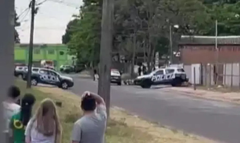 Movimentação de policiais e curiosos na rua onde ocorreu o atropelamento neste domingo (Foto: reprodução vídeo / Campo Grande Mil Grau)
