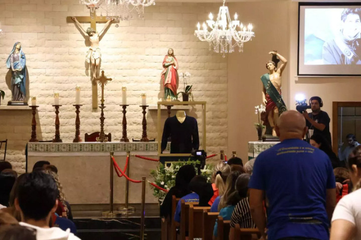Pulôver exposto durante missa a Paróquia São Sebastião esta semana – (Foto: Madu Livramento/Midiamax)