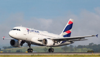 Jato Airbus A319 da Latam Airlines aterrissa em Dourados às 8h40 de segunda-feira inaugurando a retomada dos voos comerciais no Aeroporto Regional depois de mais de 4 anos.