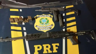 PRF apreende 2,6 toneladas de maconha, submetralhadora e fuzil em caminhão