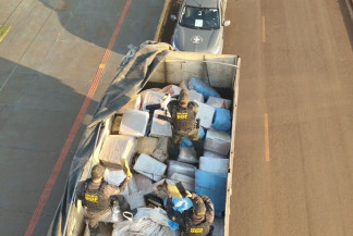 Maconha (1.900 kg) e skunk (100 kg), distribuídas em fardos, estavam espalhados em meio a carga de cobre, em uma carreta Scania - DIVULGAÇÃO/DOF