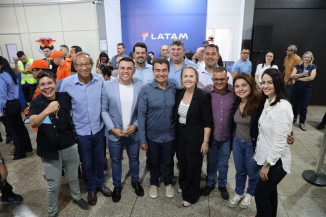 Vereadores de Dourados celebram a reabertura do aeroporto com o prefeito Marçal Filho, e a vice-prefeita Gianni Nogueira. (Foto: F.Grott)