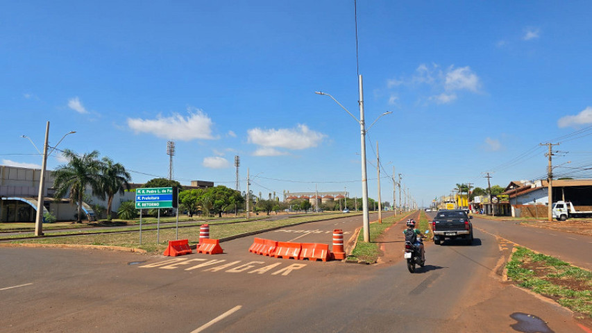 Pista central da Coronel Ponciano segue interditada mesmo após um ano de as obras estarem concluídas - Foto:  Divulgação
