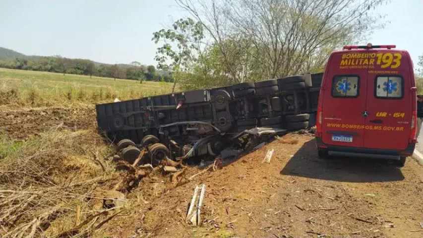 Carreta tombou às margens da BR-262, em Miranda, e corpo do motorista foi encontrado embaixo do veículo (Foto: Direto das Ruas)