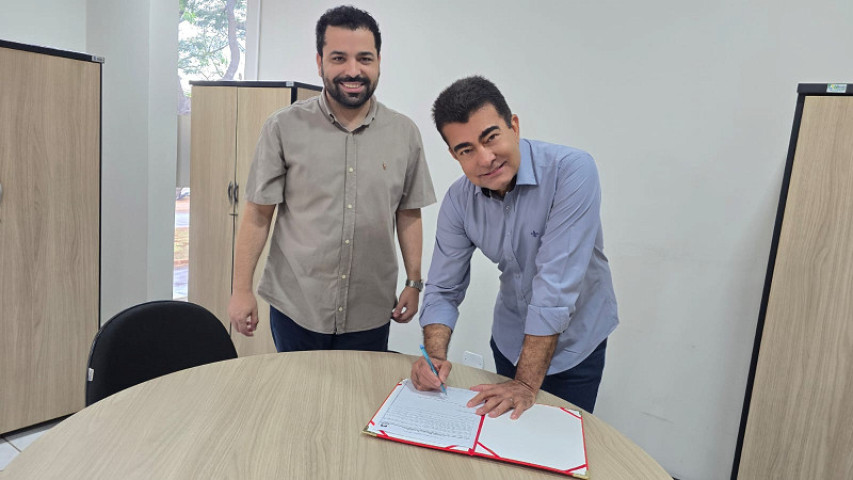 Prefeito Marçal Filho e secretário de Habitação Eder Felipe durante ato de assinatura de lei que garante benefícios a moradores de casas populares em dívidas com o município – Foto: Assecom