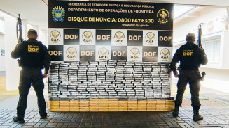 O material foi encaminhado à Delegacia Especializada em Repressão aos Crimes de Fronteira (Defron), em Dourados.