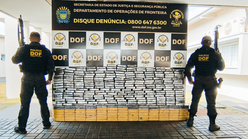 O material foi encaminhado à Delegacia Especializada em Repressão aos Crimes de Fronteira (Defron), em Dourados.