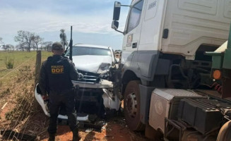 Caminhonete com duas toneladas de drogas colide com carreta durante perseguição