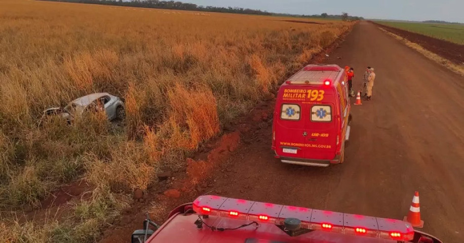 Peugeot 208 capotou na MS-465, em Rio Brilhante. (Foto: Rio Brilhante em Tempo Real)
