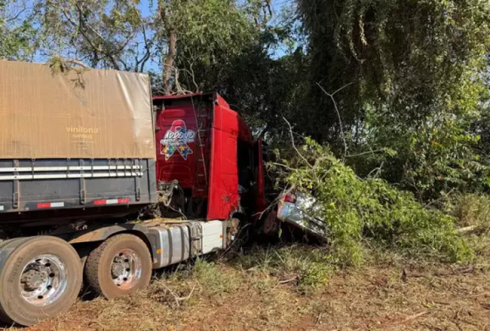 Carreta prensou veículo após a batida (Foto: Elenize Oliveira | Cenário MS)