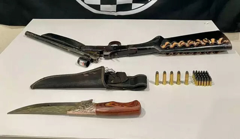 Armas, munções e faca apreendidas com rapaz (Foto: Divulgação | PMMS)