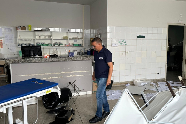 Inspetor Cabral (PSD) na sala da UPA destruída na madrugada desta terça-feira (Foto: Assessoria/CMD)