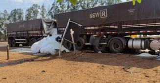 Caminhoneiro morre em colisão entre carretas na MS-320