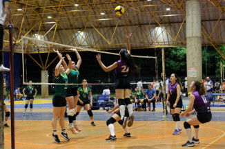 Jogos Abertos de Dourados começaram na segunda-feira com disputas na modalidade de voleibol, no Jorjão. Fotos: A. Frota