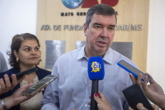 Eduardo Riedel durante coletiva de imprensa realizada na manhã desta sexta-feira (19) - \Foto: marcelo Victor/Correio do Estado
