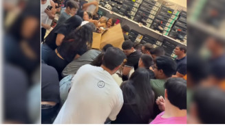 Pessoas disputando produtos no Shopping China Foto: reprodução
