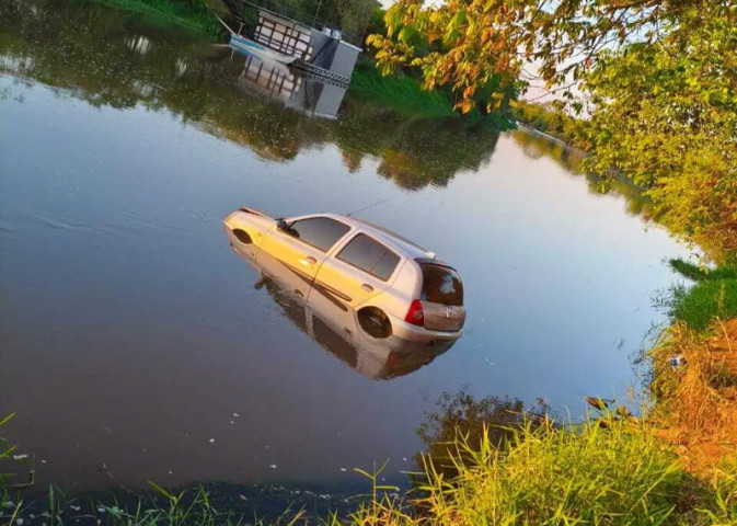 A  mulher conseguiu sair do automóvel e nadar até a margem - Foto: Divulgação