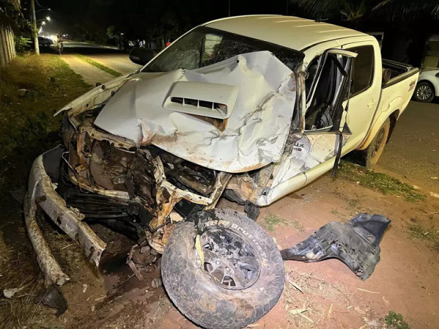 Caminhonete envolvida no segundo acidente, Bairro Santo André, ficou destruída (Foto: Sidney Assis)