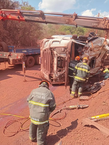 Bombeiros durante trabalho de desencarceramento neste sábado (Foto: divulgação)