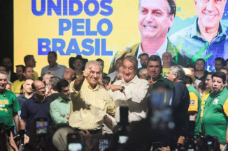 Valdemar da Costa Neto e Reinaldo Azambuja comemoram filiação. (Foto: Marcos Maluf/Campo Grande News)