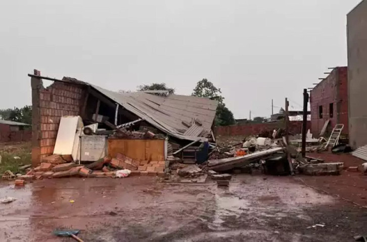 Telhado de residência não resistiu a força do vento - Foto: Divulgação