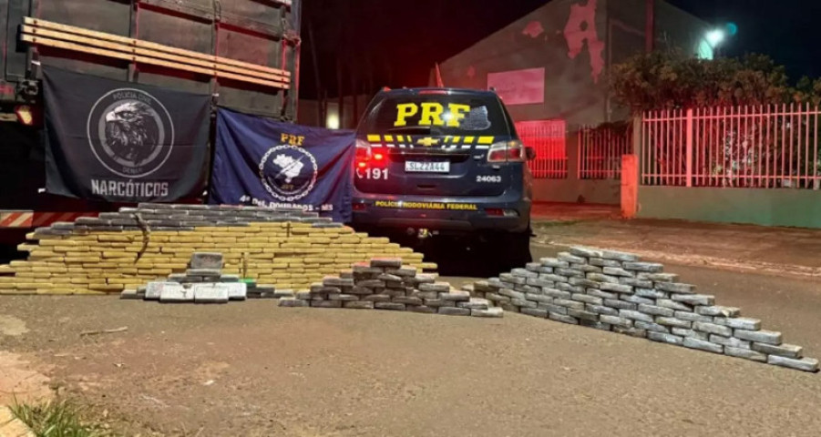 A droga, a carreta e os suspeitos foram encaminhados para a 1ª Delegacia de Polícia Civil de Ponta Porã